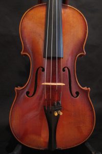The violin by Ernst Kreusler from Dresden is in very good condition and suitable for the ambitious layman.