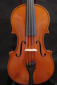 This instrument from the Pfretzscher workshop was built in Markneukirchen in 1932.