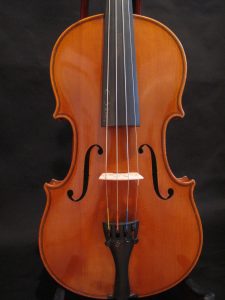 This instrument from the Pfretzscher workshop was built in Markneukirchen in 1932.