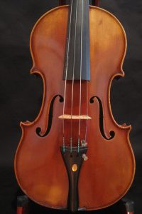 The violin by Günther Lugert, built in Hamburg 1952 is a very nice instrument for the professional.