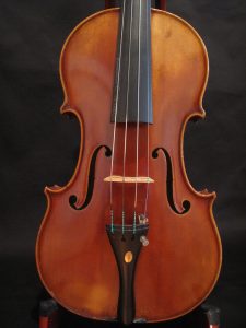 Die Violine von Günther Lugert, gebaut in Hamburg 1952 ist ein sehr schönes Instrument für den Profi.